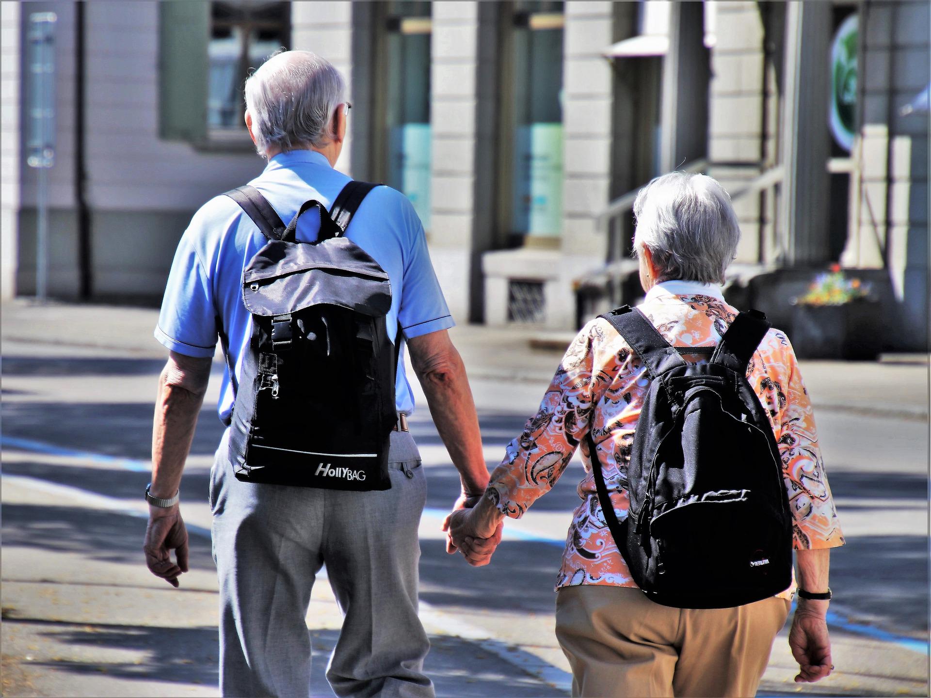 Zwei ältere Menschen halten Hände