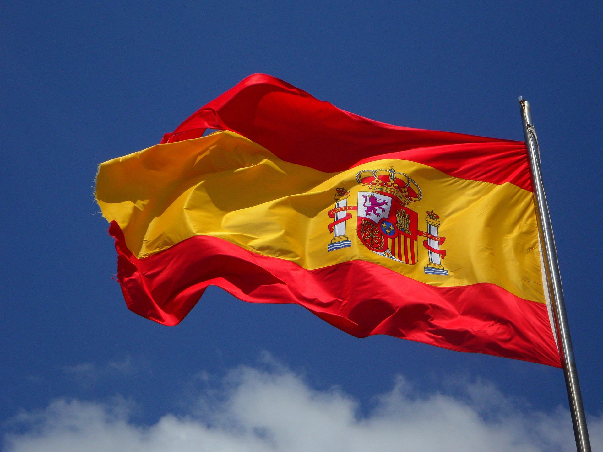 Spanische Flagge vor Himmel